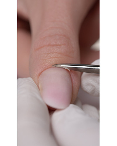 Tesoura de cutículas com lâminas curvas e pegas maiores